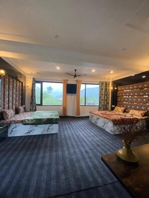 โต๊ะทำงาน, พื้นที่ทำงานแบบใช้แล็ปท็อป, Wi-Fi ฟรี