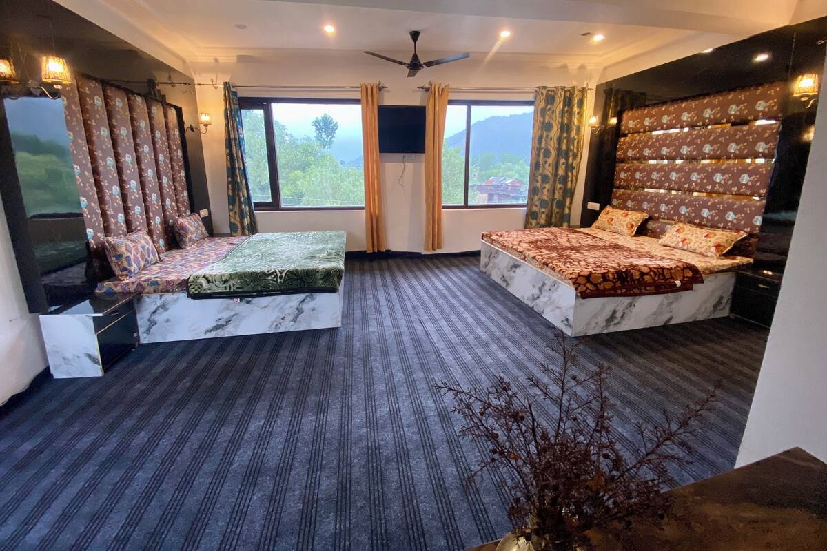 Family Studio Suite, Lake View | Meja, ruang kerja komputer riba, Wi-fi percuma 