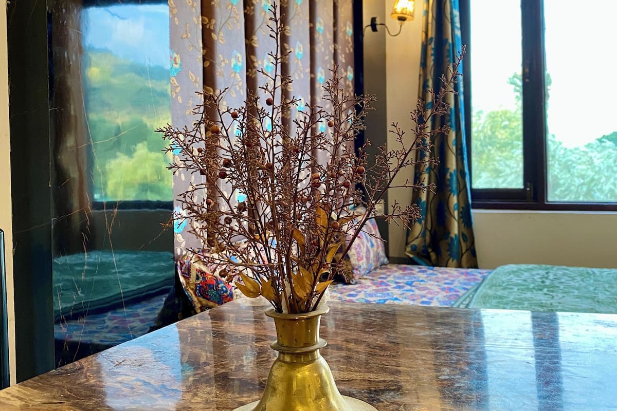 Suíte estúdio luxo, sacada, vista para o lago | Escrivaninha, espaço de trabalho para notebook, Wi-Fi de cortesia