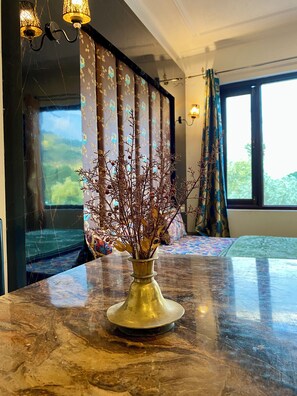 豪華開放式套房, 露台, 湖景 | 書桌、手提電腦工作空間、免費 Wi-Fi