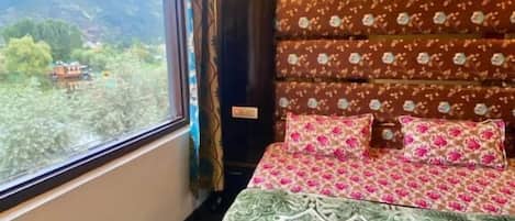 Desk, laptop workspace, free WiFi