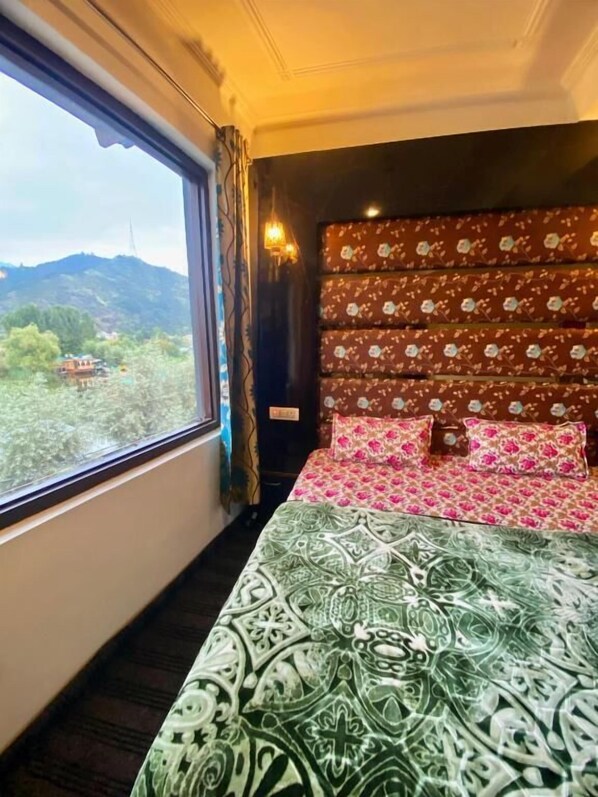 Desk, laptop workspace, free WiFi