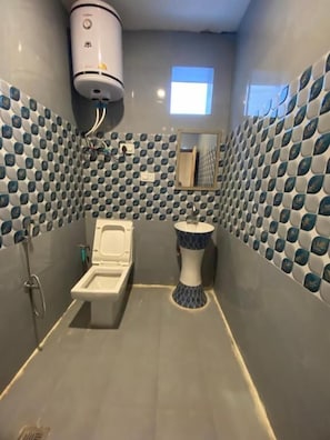 Ducha, artículos de tocador gratuitos, secador de pelo, toallas