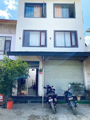 Front of property - Lake side stays  (Srinagar)