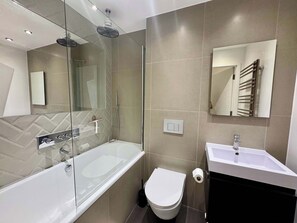 Shower, hair dryer - Designer 1 Bed Flat in Iconic Building (London)