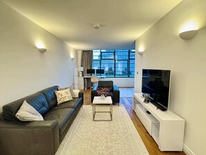 TV - Designer 1 Bed Flat in Iconic Building (Perivale)