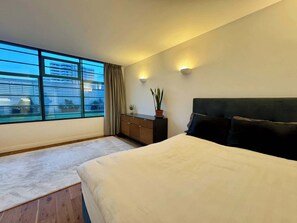 1 habitación, tabla de planchar con plancha, internet y ropa de cama