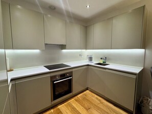 Refrigerador, microondas, horno, placa de cocina