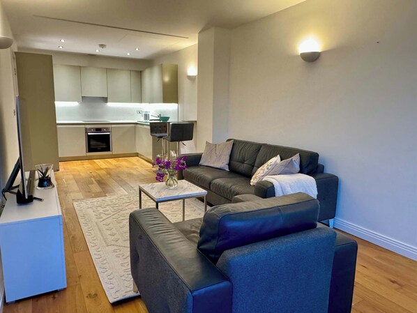 TV - Designer 1 Bed Flat in Iconic Building (London)