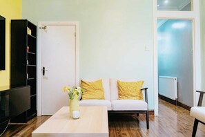 Living area - Bright 3BD House Near East Croydon Station (Greater London)