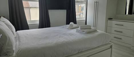 Tabla de planchar con plancha, acceso a internet y ropa de cama