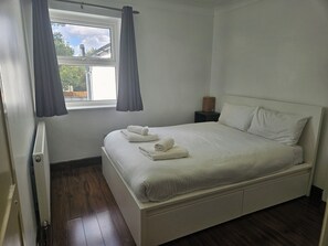 Unclassified image, 2 of 55, button - Bright 3BD House Near East Croydon Station (Greater London)