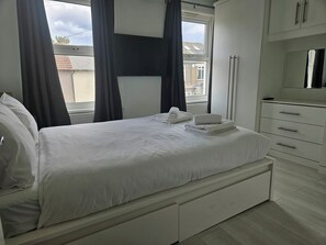 3 habitaciones, tabla de planchar con plancha, internet y ropa de cama 