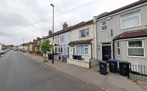 A residential street with terraced houses, a sidewalk, and parked cars. - Bright 3BD House Near East Croydon Station (Greater London)