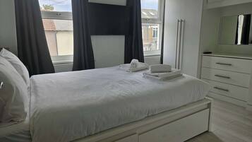 3 bedrooms, iron/ironing board, internet, bed sheets