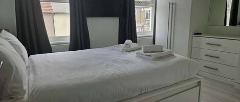 3 bedrooms, iron/ironing board, internet, bed sheets