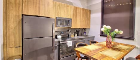 Køleskab, mikrobølgeovn, ovn, kogeplade