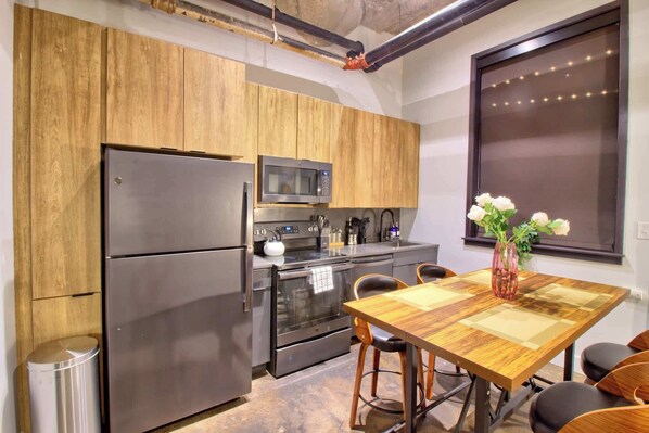 ثلاجة، ميكروويف، فرن، موقد طهي مسطح