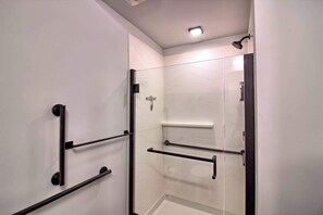 Douche, sèche-cheveux, serviettes fournies