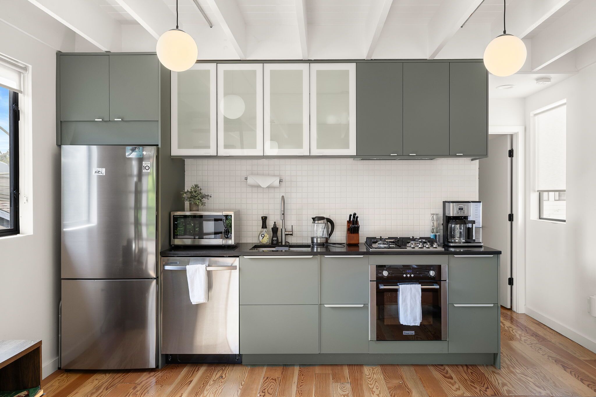 Coffee/tea maker, fridge, microwave, oven