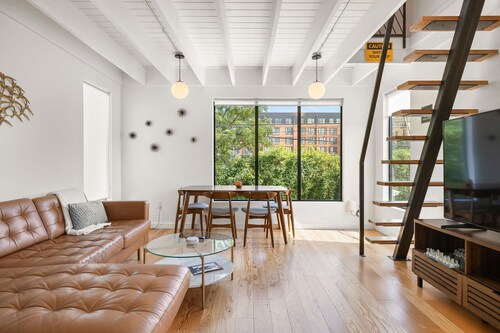 Modern Austin 5BR w/ Luxury Design – Ideal for Groups – Barclé