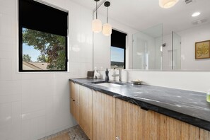 Shower, hair dryer, towels, shampoo - Austin Luxury 5BR Modern House | by Barclé (Austin)