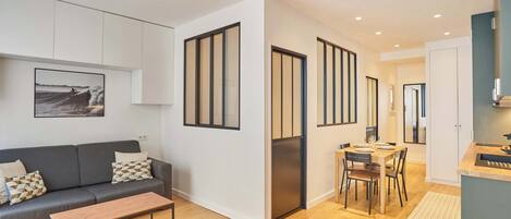 Een televisie en een kantoor