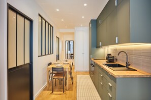 Refrigerador, microondas, cafetera y tetera y tostadora 