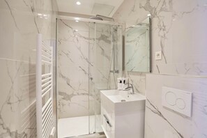 Regadera, secadora de cabello, toallas 