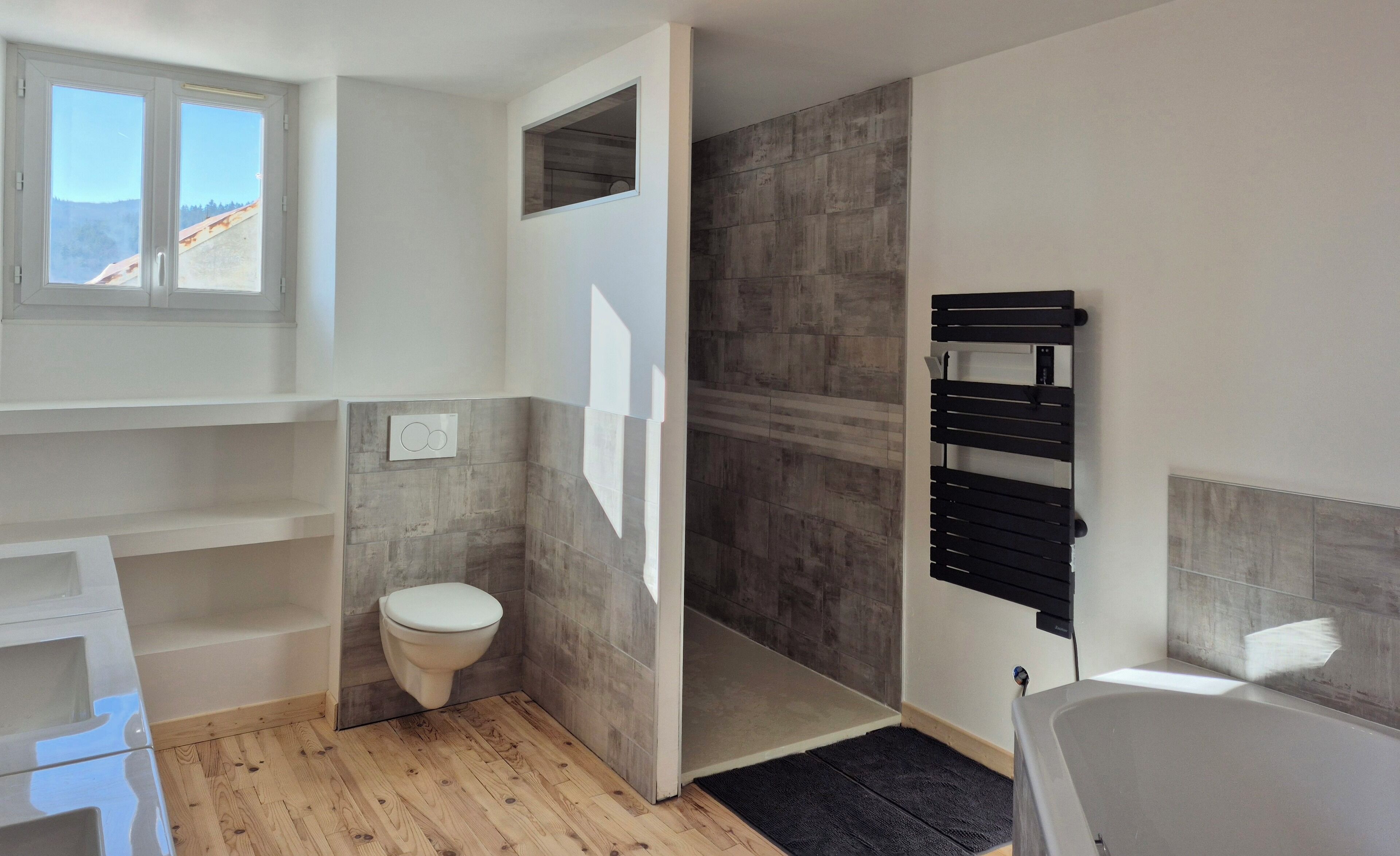 Een douche, een haardroger, zeep, toiletpapier