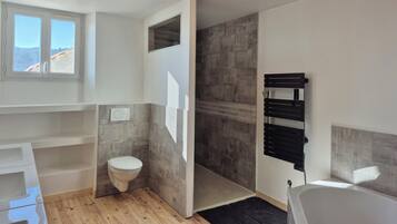 Een douche, een haardroger, zeep, toiletpapier