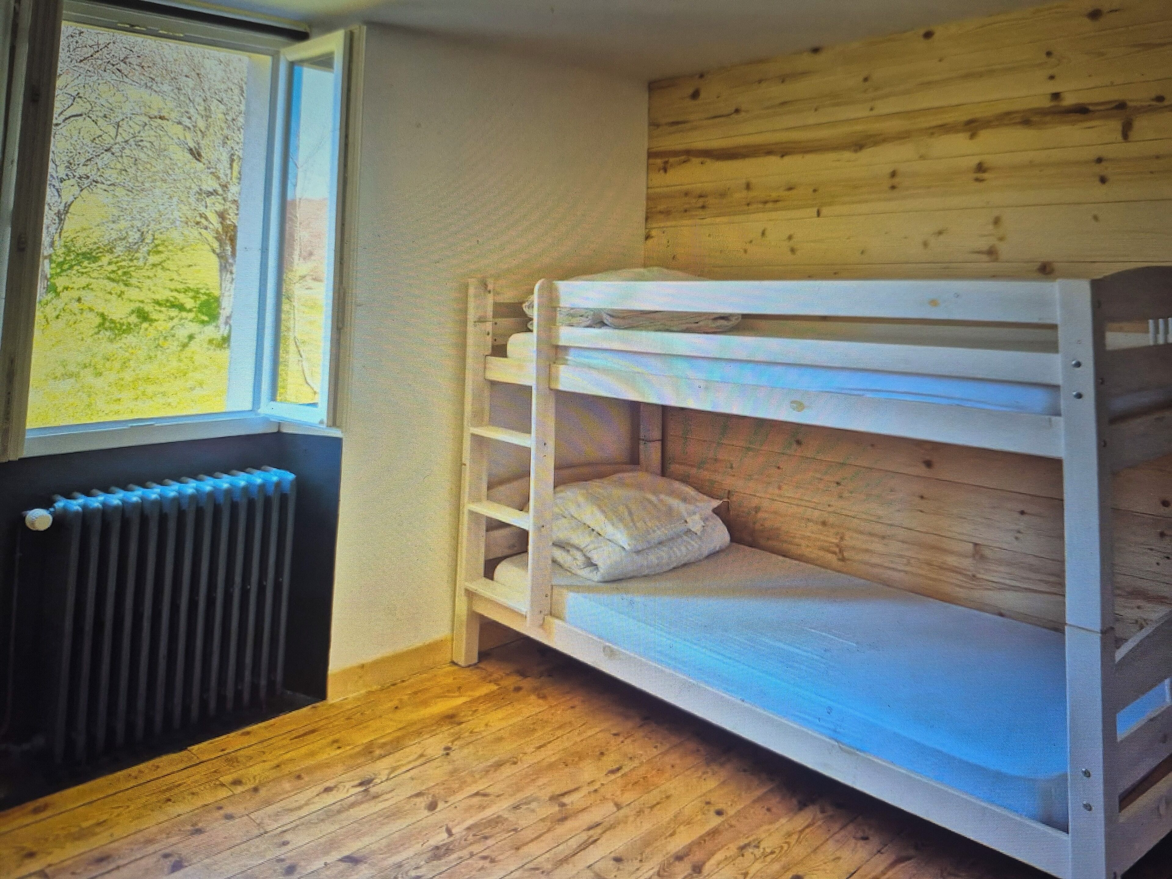 6 slaapkamers, een bureau, een strijkplank/strijkijzer, reisbedje