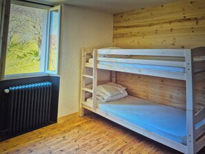 6 bedrooms, desk, iron/ironing board, travel cot