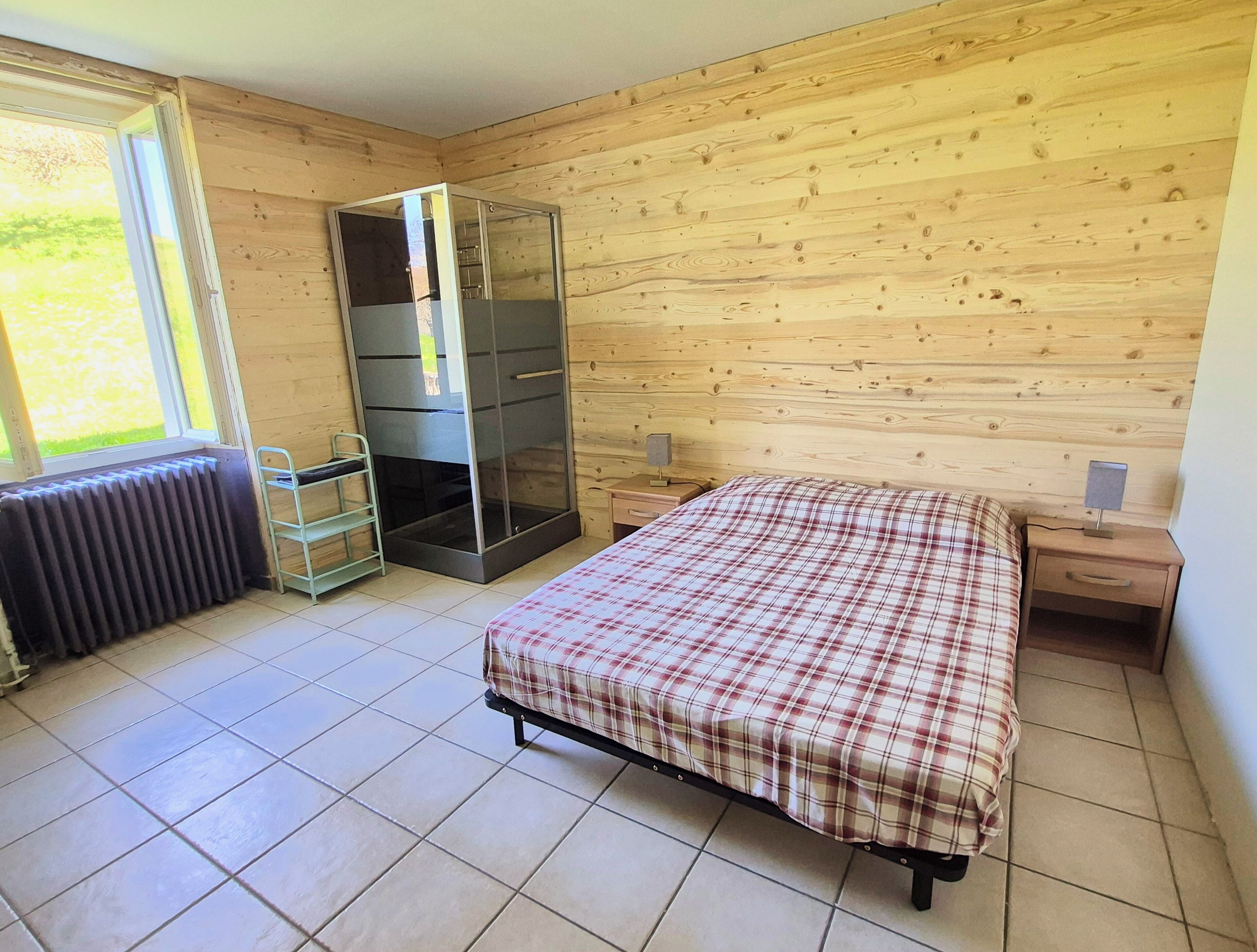 6 bedrooms, desk, iron/ironing board, travel crib