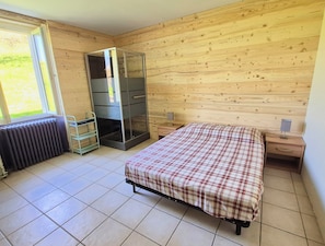 6 makuuhuonetta, työpöytä, silitysrauta/-lauta, vauvan matkasänky