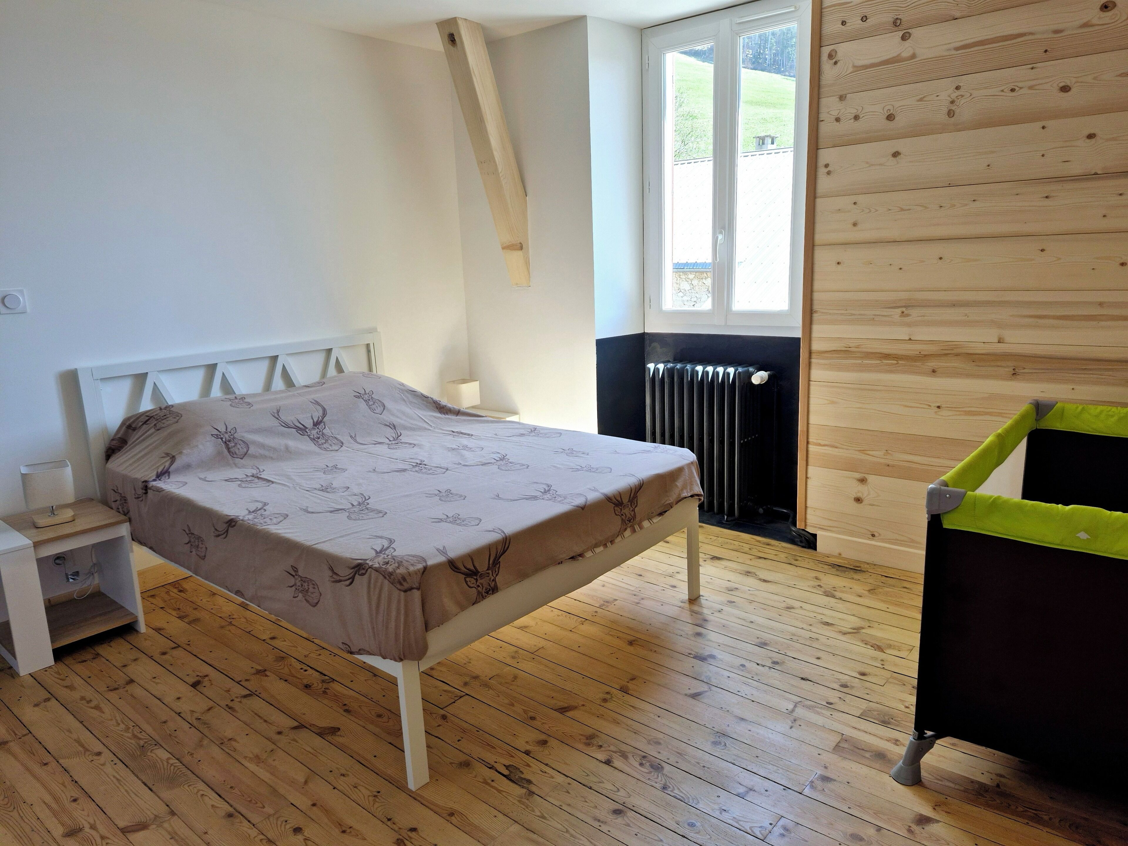 6 slaapkamers, een bureau, een strijkplank/strijkijzer, reisbedje