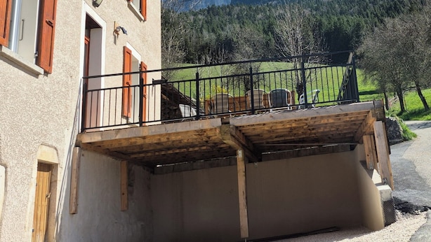 A two-story building with wooden shutters and a balcony. - Gîte de La Berthuinière (Saint-Martin-en-Vercors)