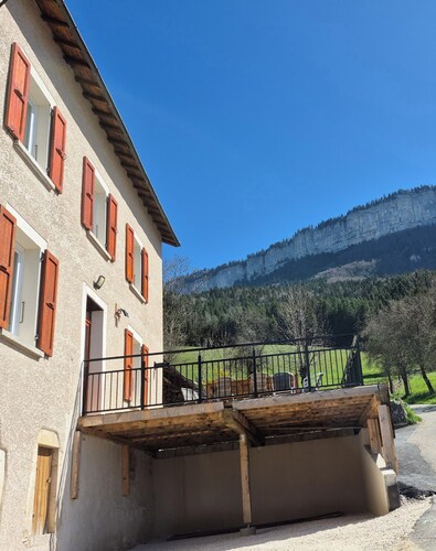 Gîte de La Berthuinière en pleine nature avec une magnifique vue sur la montagne