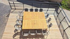 A wooden deck with a table and chairs. - Gîte de La Berthuinière (Saint-Martin-en-Vercors)