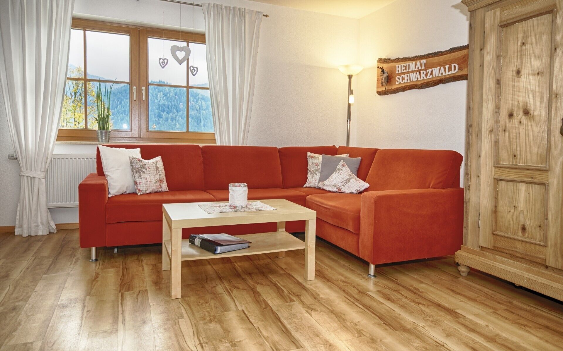 Una televisión, una mesa de tenis de mesa, un reproductor estéreo