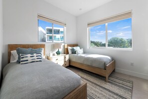 3 bedrooms, desk, iron/ironing board, free WiFi