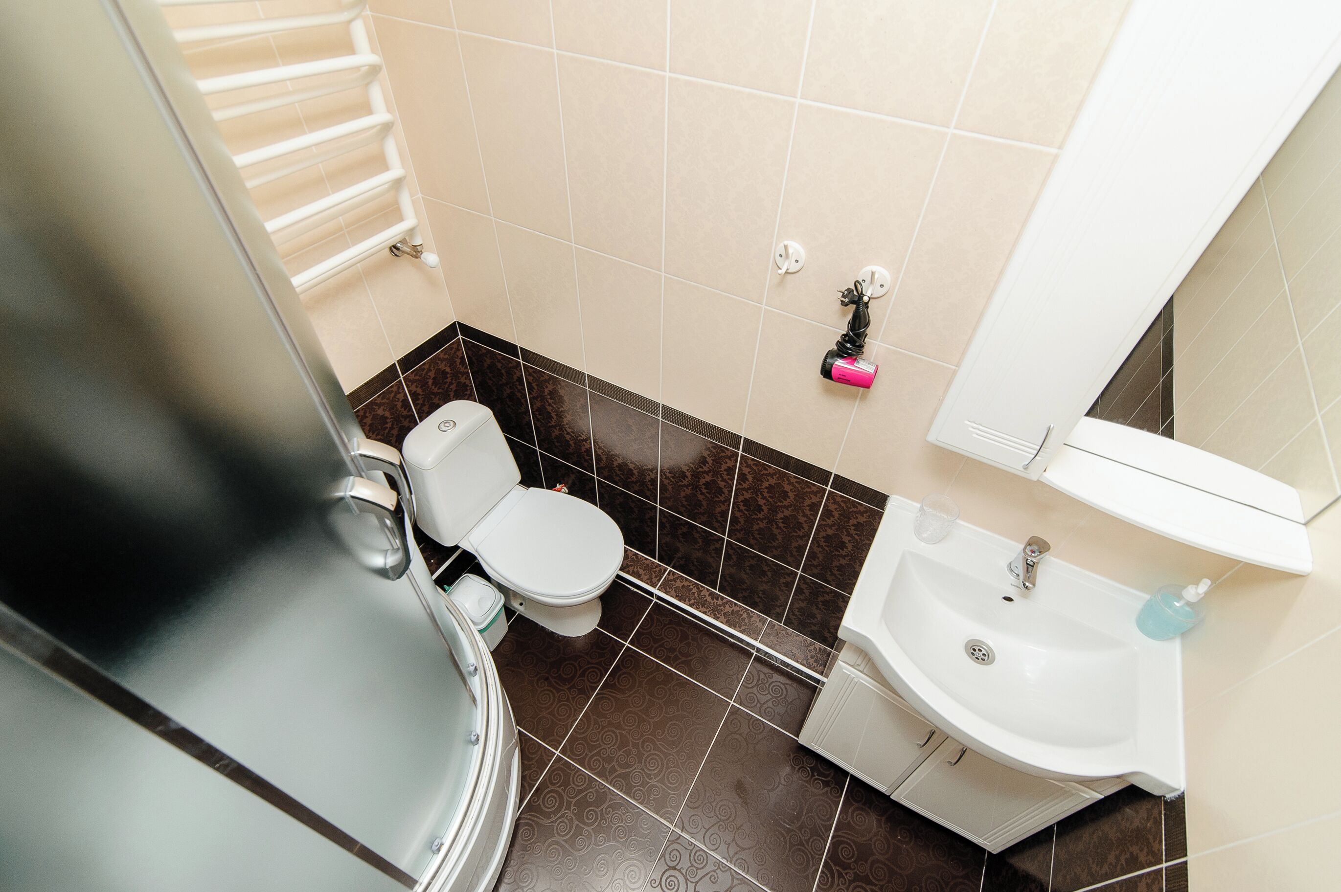 Douche, sèche-cheveux, serviettes fournies, savon