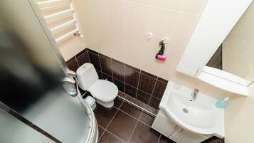 Douche, sèche-cheveux, serviettes fournies, savon