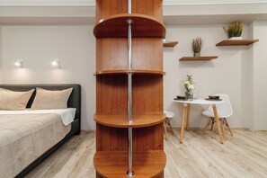1 habitación, tabla de planchar con plancha, internet y ropa de cama 