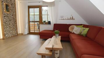 Een televisie, een tafeltennistafel en een stereo