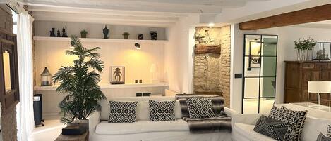 Apartment | Living area | Flat-screen TV