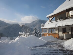 Property grounds - Holiday Apartment 'Sternenblick, 61 sqm' with Shared Terrace, Shared Garden and Wi-Fi (Simonswald)