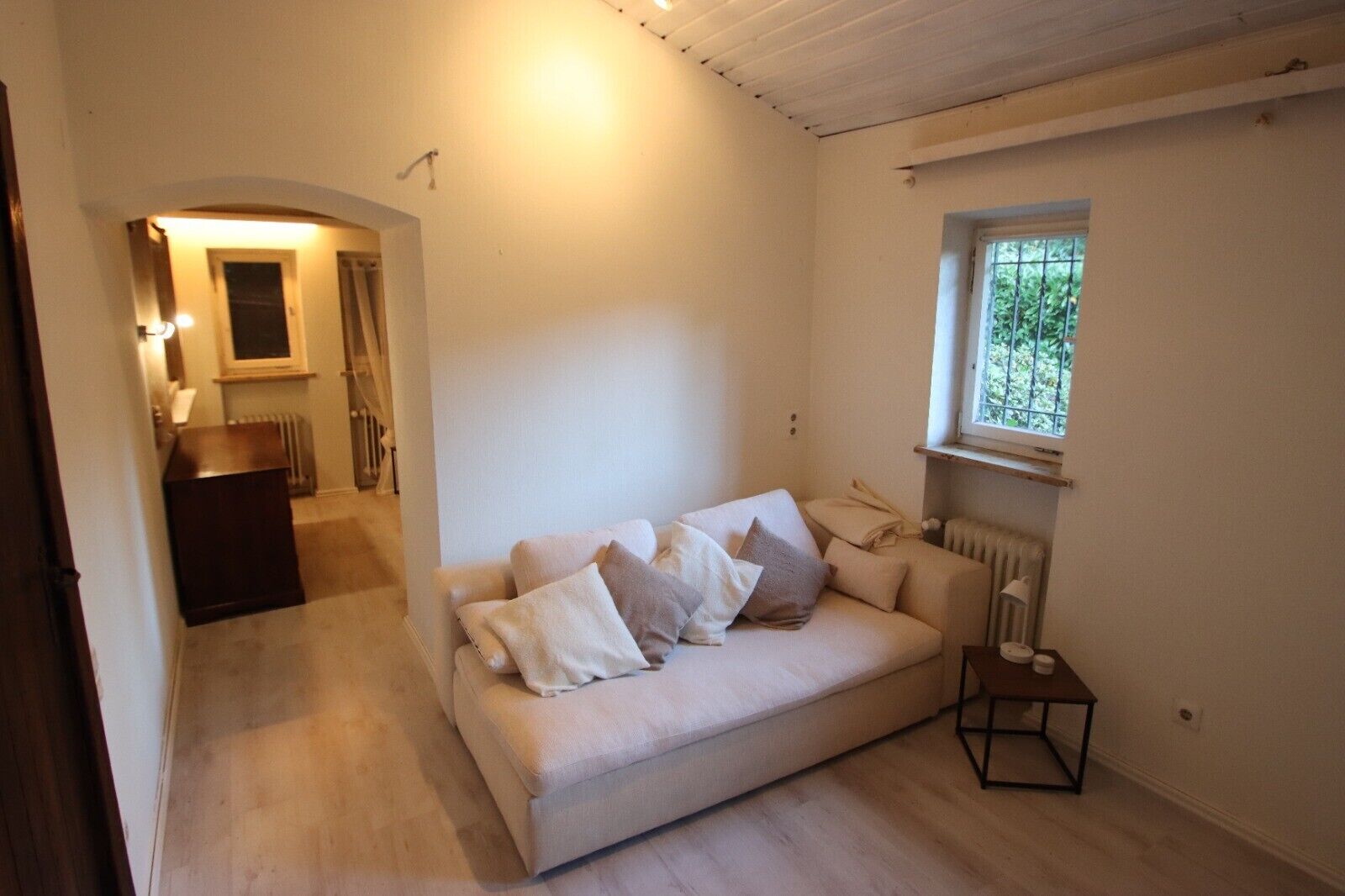 Een televisie en een open haard