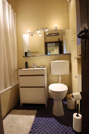 Suihku, hiustenkuivaaja, pyyhkeet