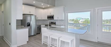 Jääkaappi, mikroaaltouuni, uuni, liesi